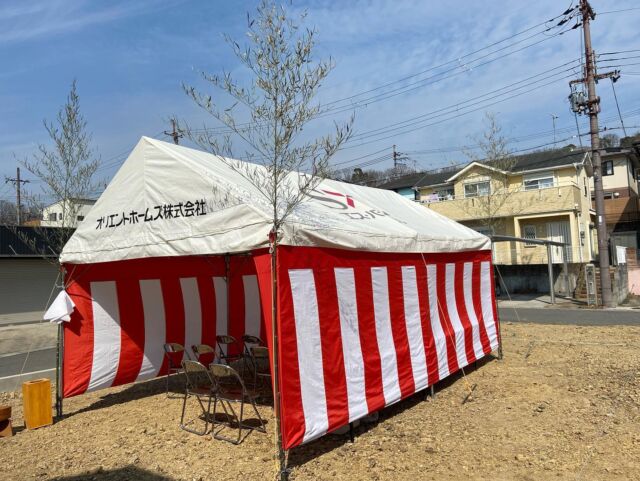 先日、工事の着工にあたり地鎮祭を執り行いました。

地鎮祭では神職をお招きして神様にお供え物をし、祝詞をあげ、お祓いをして浄め、工事の無事を祈ります。

地鎮祭も無事終わり、いよいよこれから着工です。

今から完成が楽しみです✨🏠✨

#エスバイエルの住まい和歌山
#オリエントホームズ